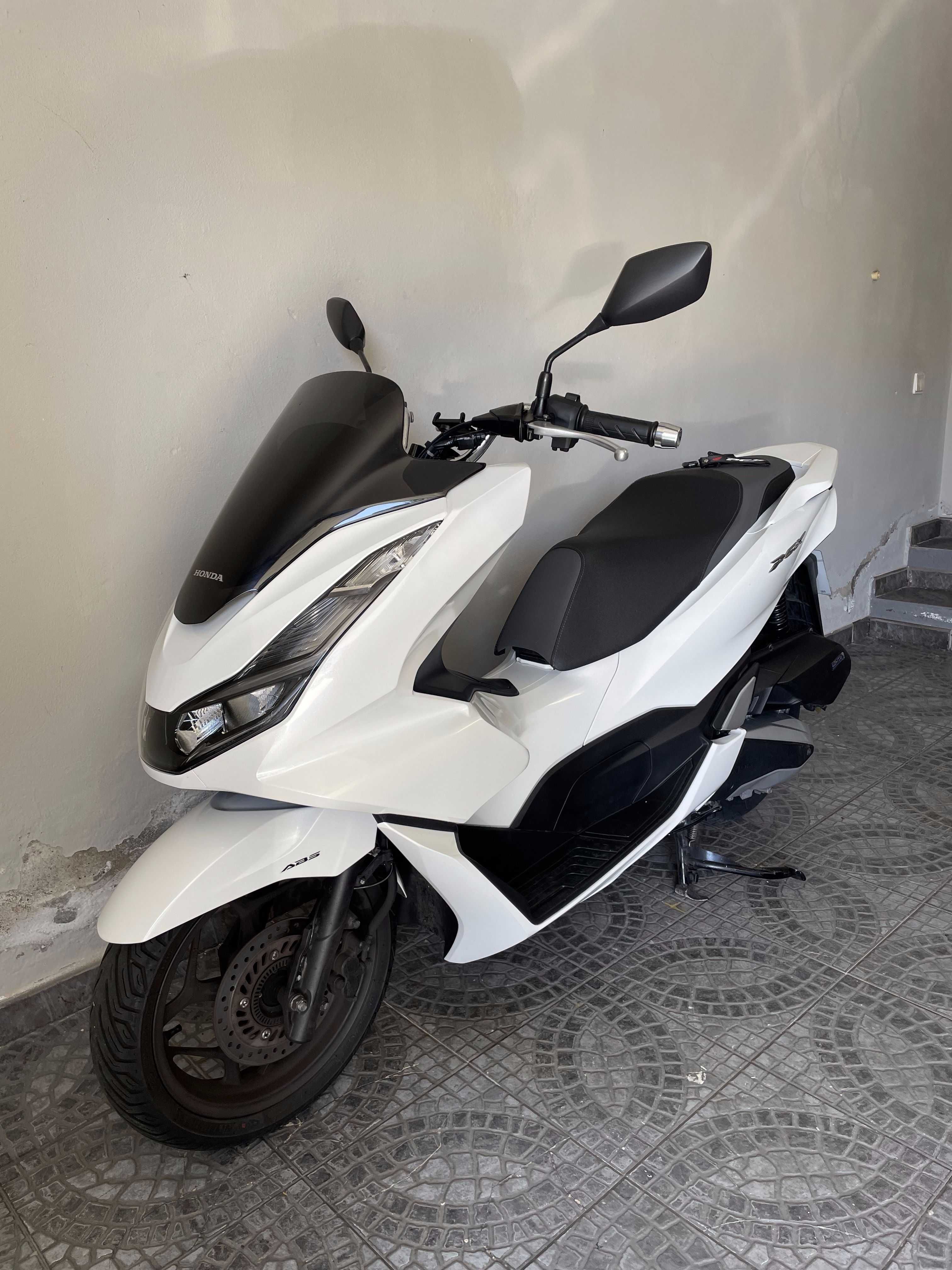 Honda PCX 2022 como nova