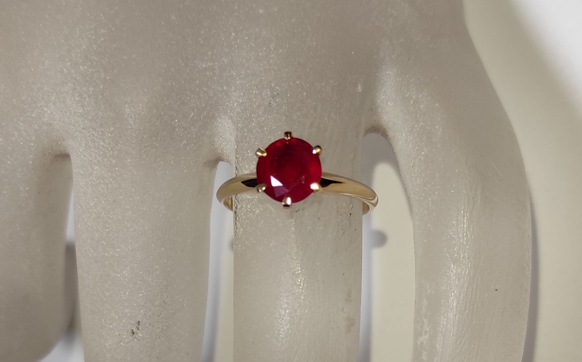 Женское золотое кольцо с рубином 1,65 карат 17 мм. Желтое золото. NEW