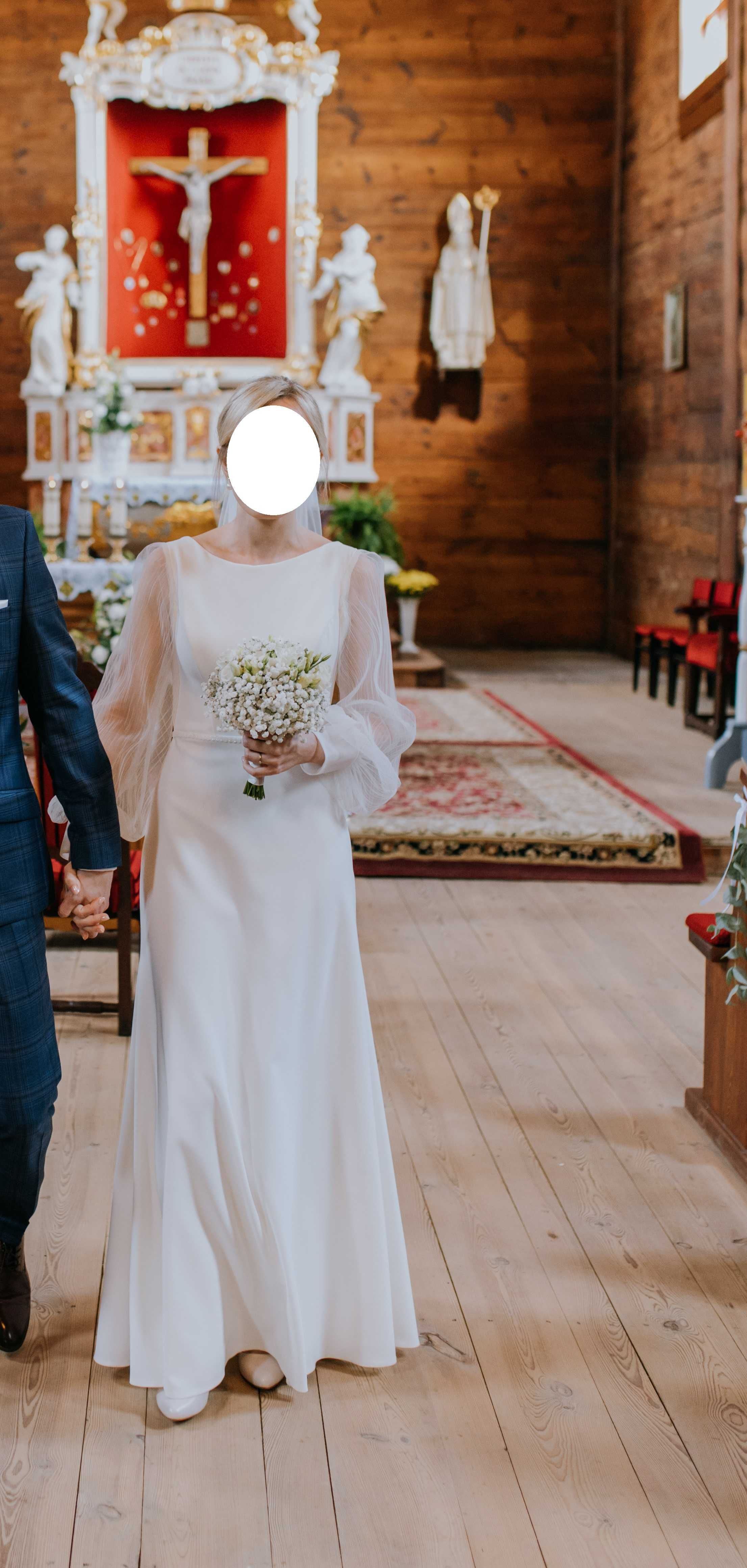 Prosta i klasyczna suknia ślubna z długim rękawem