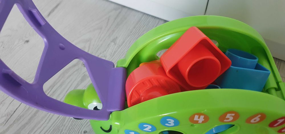 Ślimak Fisher Price i kostka z klockami