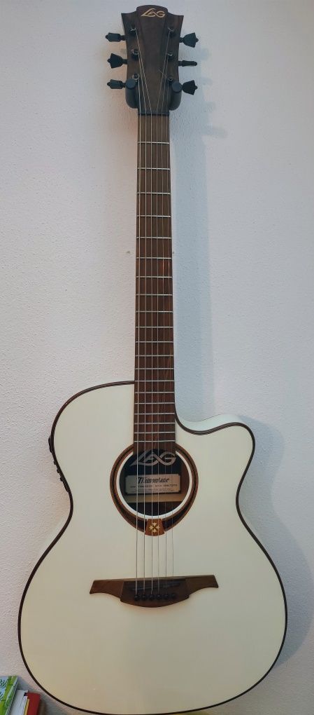 Guitarra Lag Tramontane branco pérola.