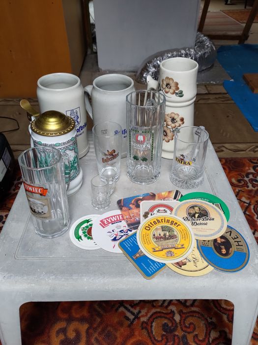 Zbiór piwnych gadżetów – kufle, szklanki, podkładki, otwieracze