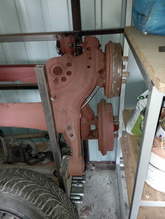 Oś do przyczepki – z zawieszeniem i bębnami hamulcowymi