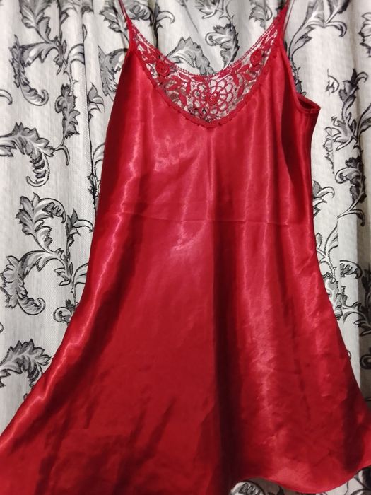 Червона нічна сорочка