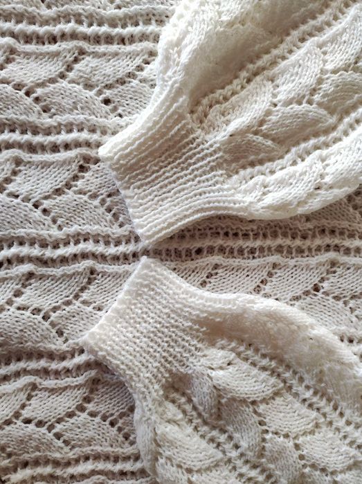 Biały sweterek ażurowy.