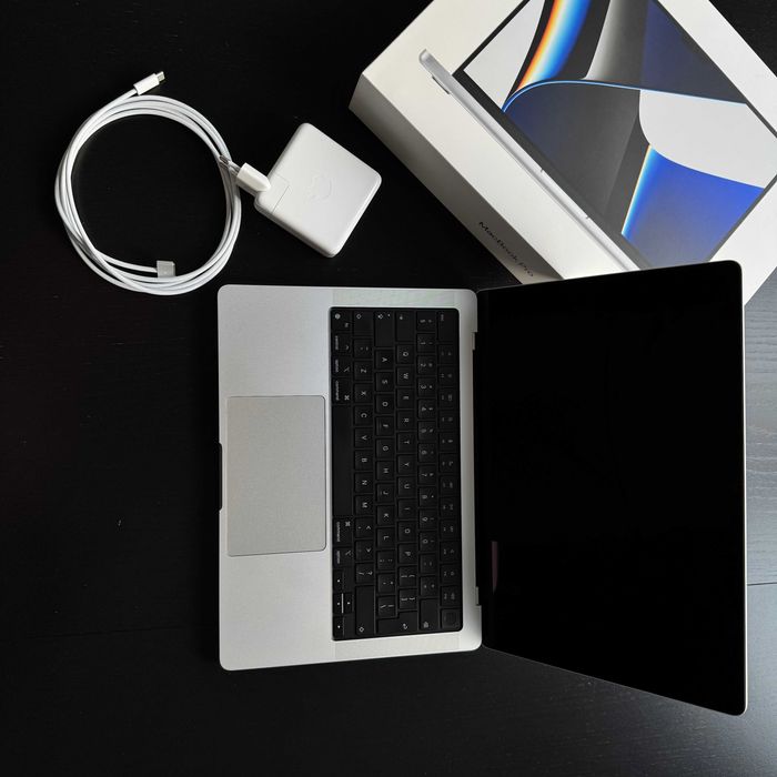 MacBook Pro 14, procesor M1 Pro 10 rdzeni, srebrny, 32GB, 1TB