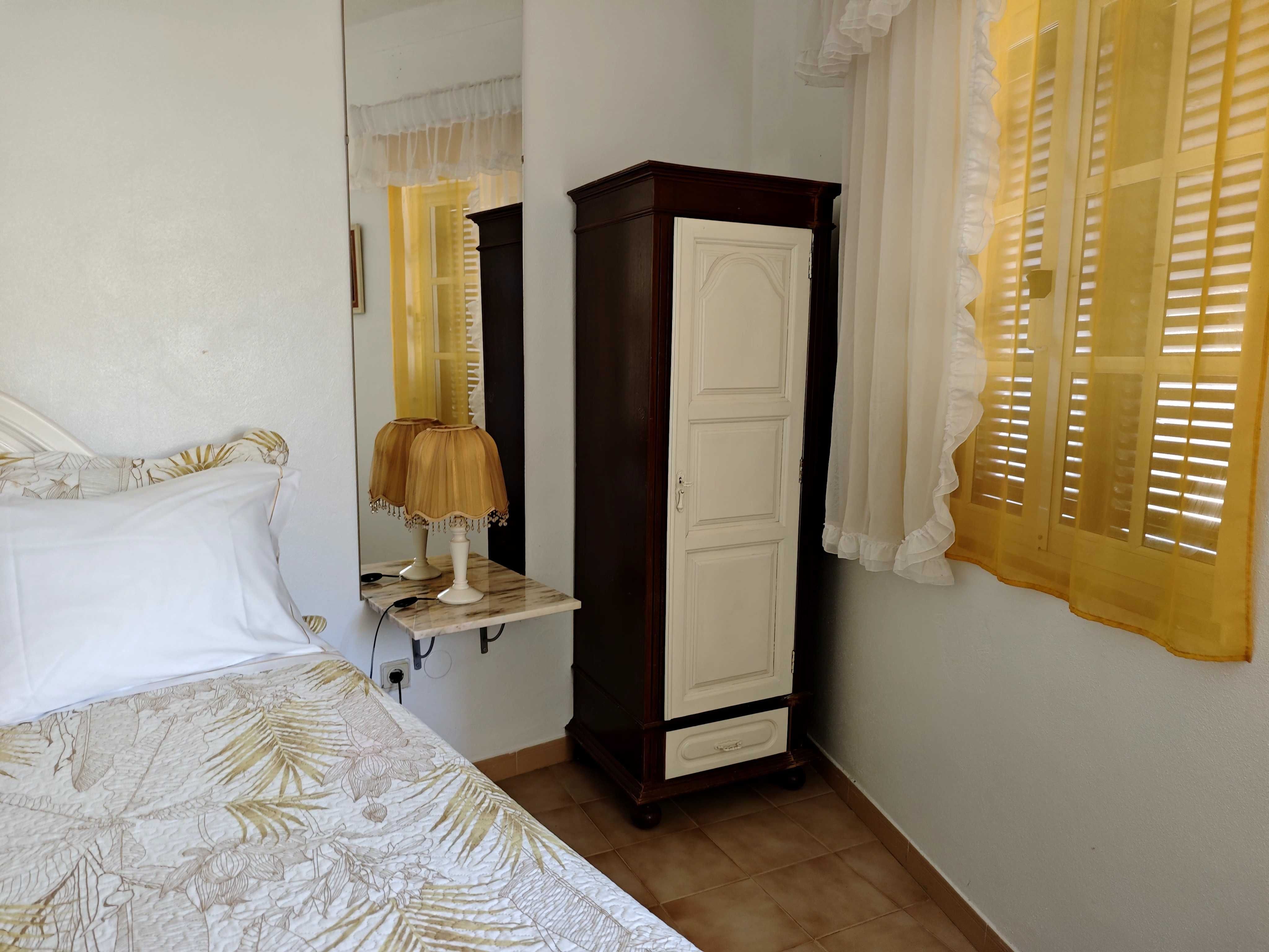 Mobilia de quarto (cama, colchão, cómoda e roupeiro)