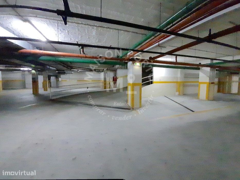 Garagem com 44 Lugares para Investimento e com Rentabilidade Assegu...