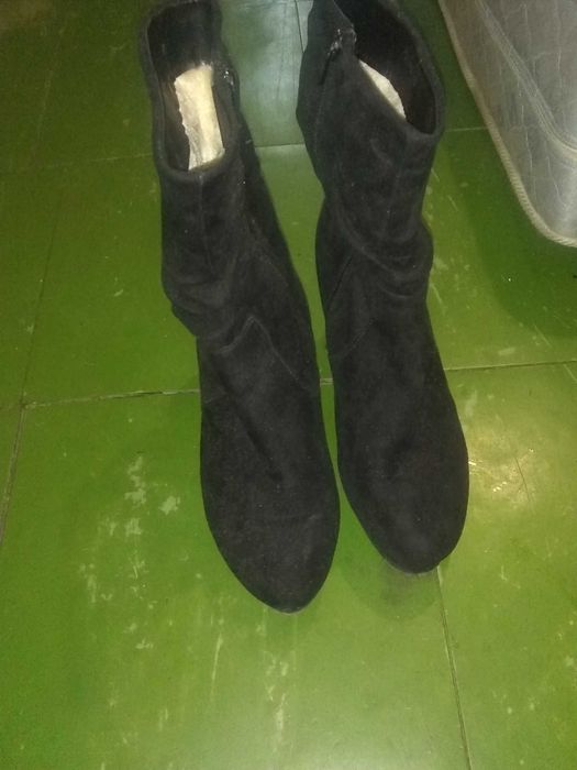 Продам зимние  ботинки очень хорошие фирменние размер40