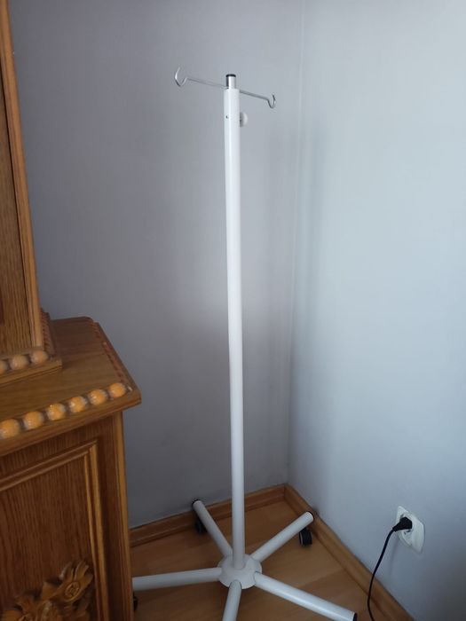 Stojak do kroplówek.  / kółka