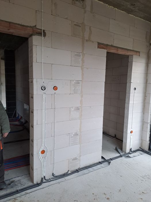 Usługi elektryczne – KinMar Construction | Profesjonalny elektryk