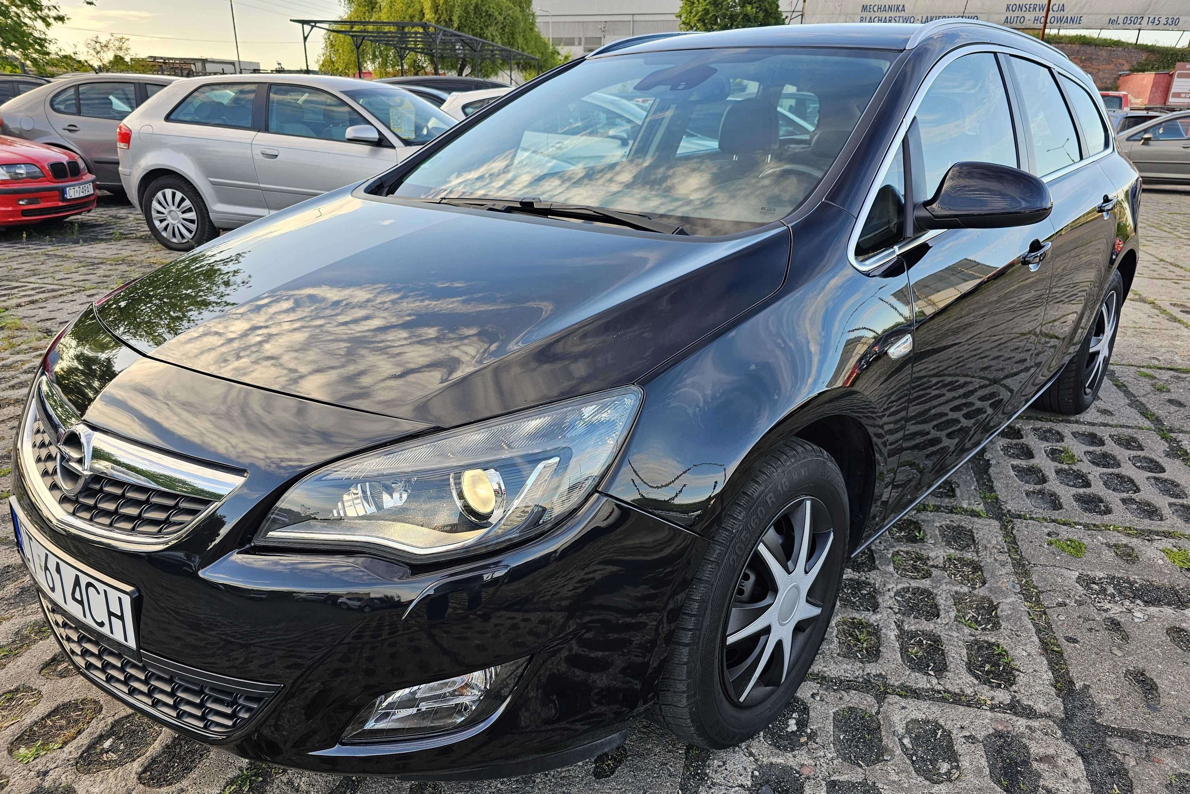 Opel ASTRA IV 4 J 2010 rok 1,6 benz 116 kM kombi XENON 2xKLIMA zareje