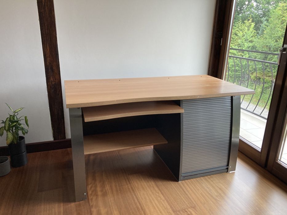 Duże solidne biurko ze schowkiem
