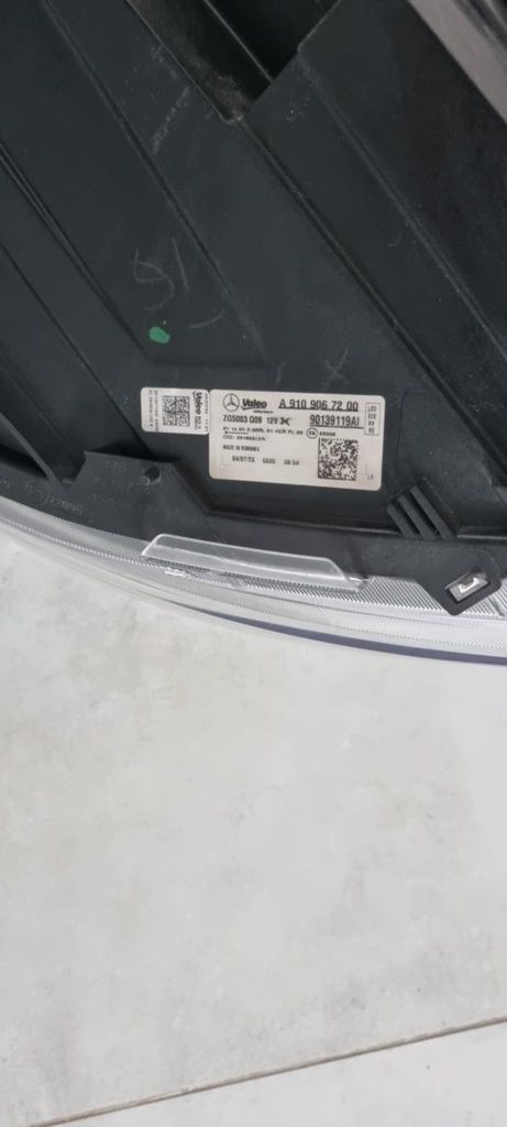 Sprzedam lampę prawa używana  Sprinter W907 W910 lampa led
