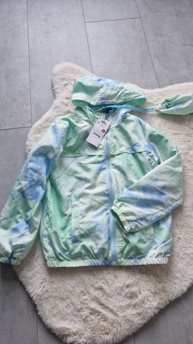 Nowa z metką. Kurtka wiatrówka r. 128. Chowana do worka