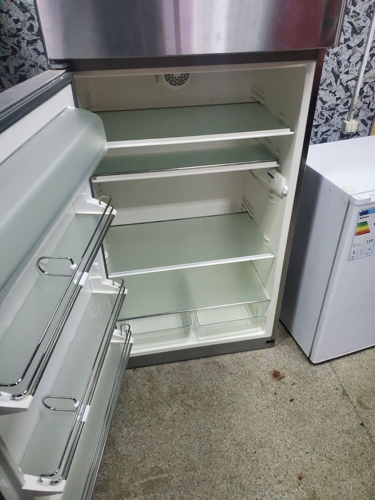 Холодильник LIEBHERR широкий. Очень вместительный.