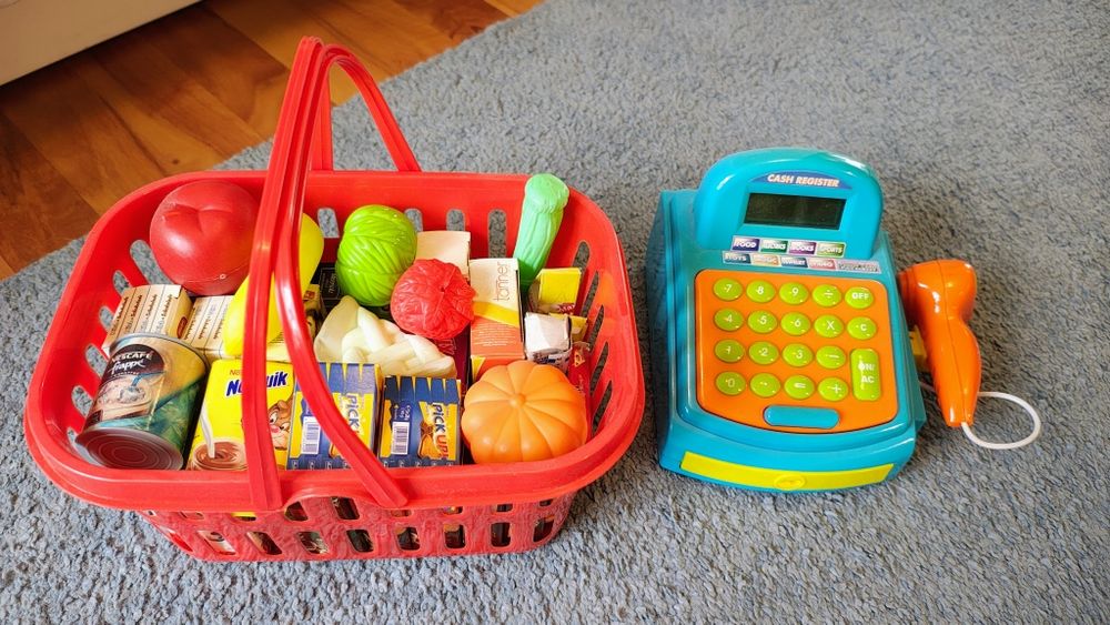 Kasa sklepowa, pieniądze, koszyk z zakupami