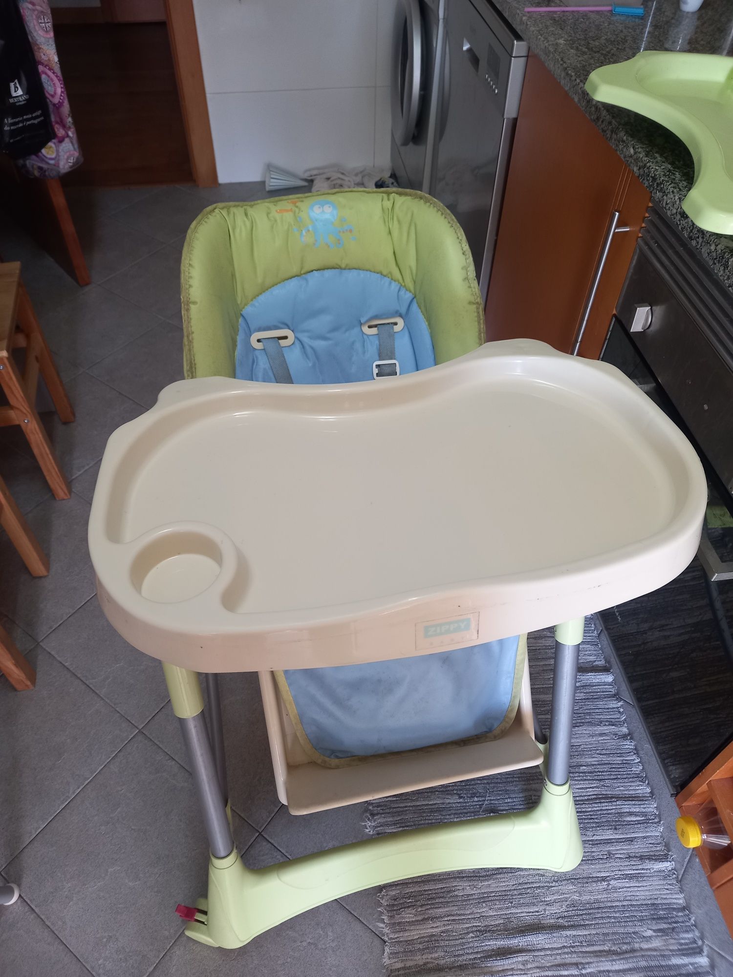 Cadeira bebé com 2 tabuleiros
