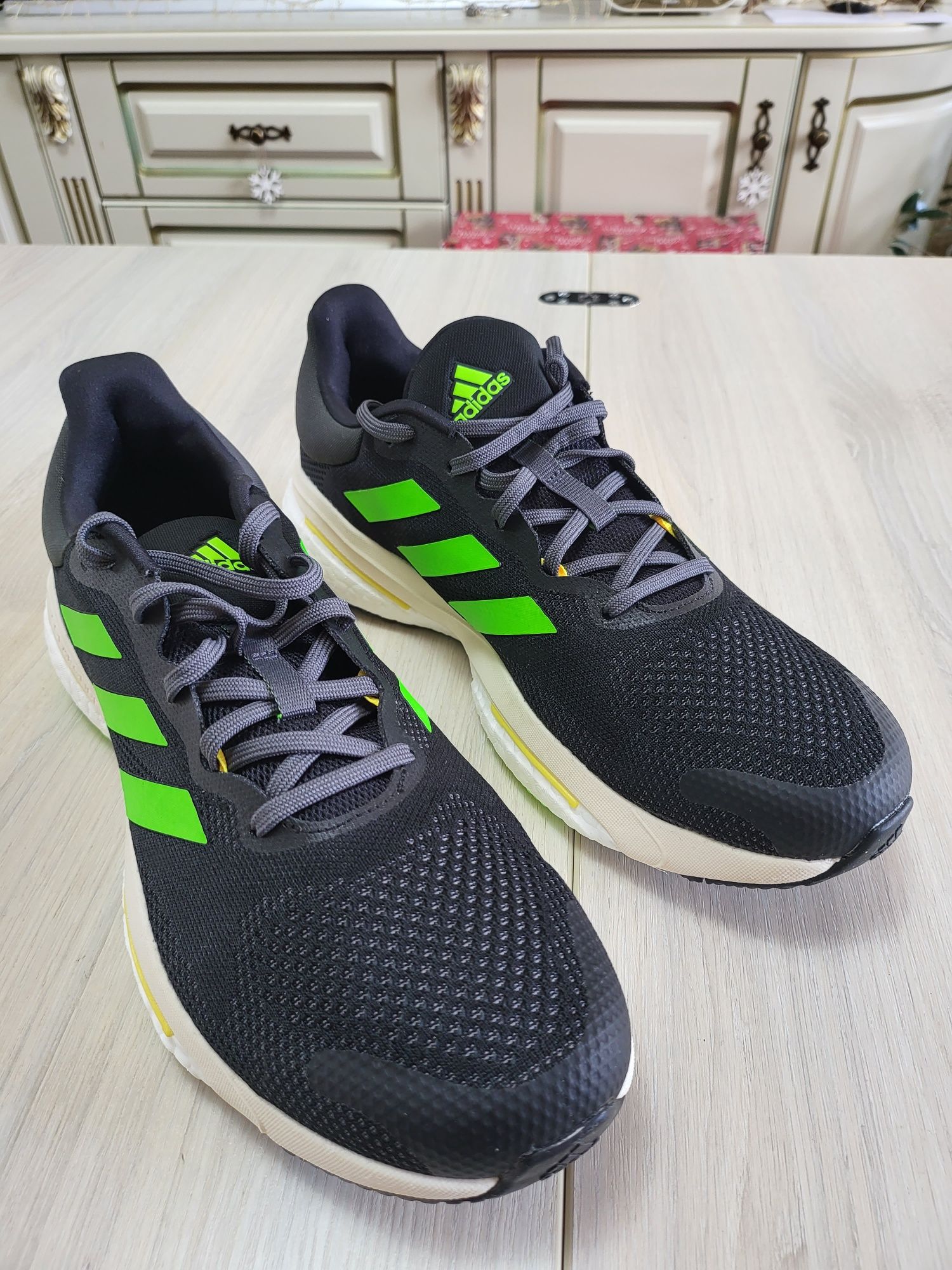 Кросівки для бігу Adidas Solarglide 5 Boost.