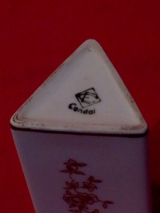 Paliteiro Triangular em porcelana da Electro-Cerâmica do Candal