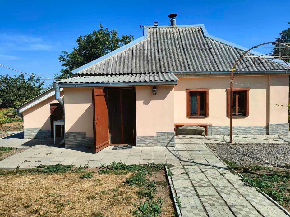 Гарний дачний будинок. Мачухи.