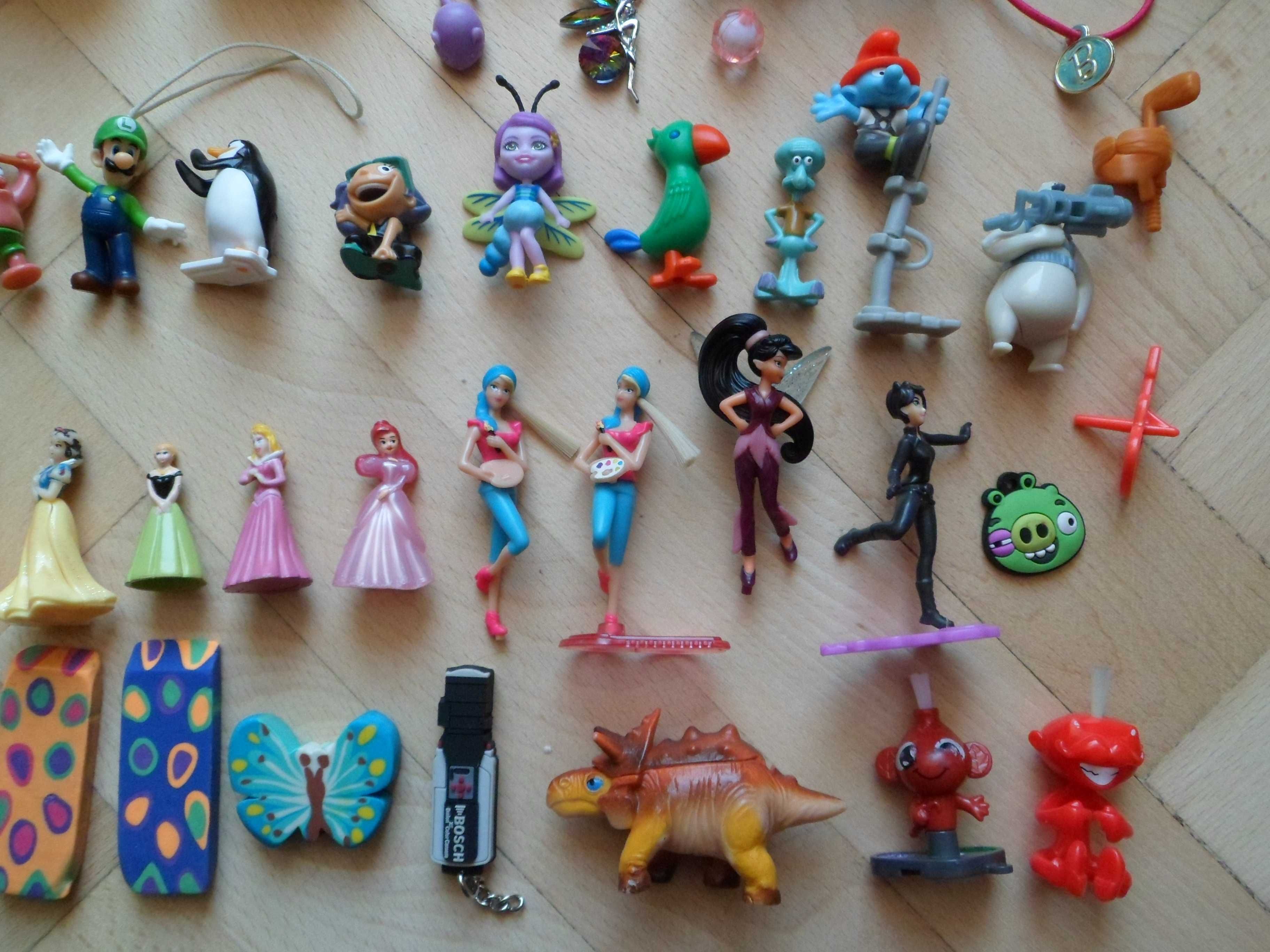 Zestaw zabawek - figurki, breloczki, auta, księżniczki, bajki