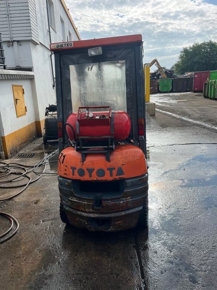 Wózek widłowy Toyota 6FGF15, przesuw boczny stan bdb