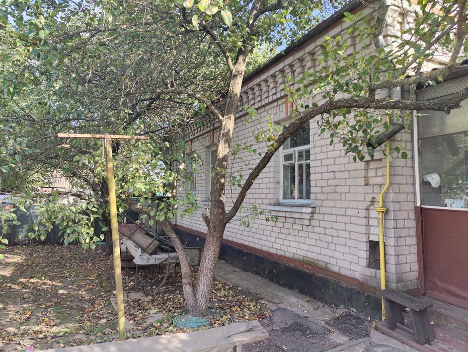 Будинок біля вокзалу.