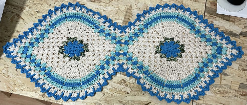 Trilho/toalha de mesa em crochet várias cores