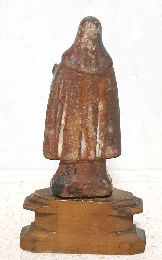 Pequena antiga escultura de Santa em cerâmica
