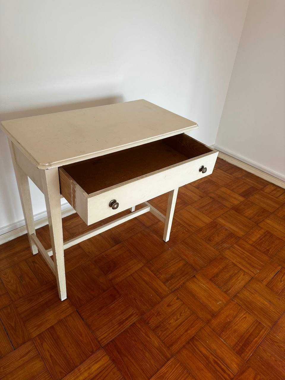 Mesa de madeira com gaveta