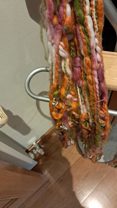 Cachecol multicolorido de mulher em malha