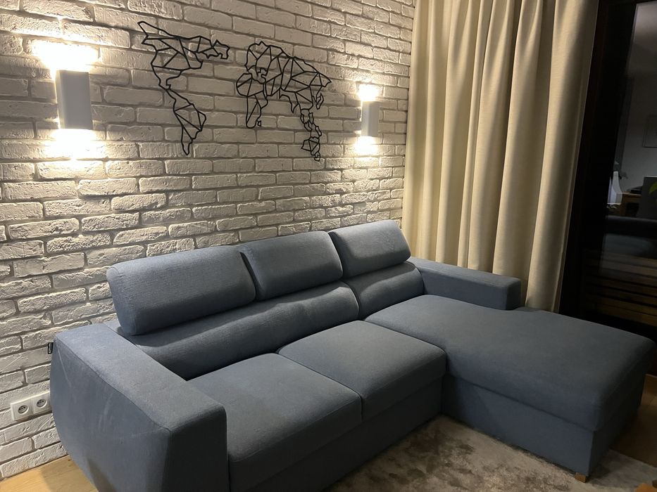 Piękna i nowoczesna sofa z szezlongiem i funkcją spania
