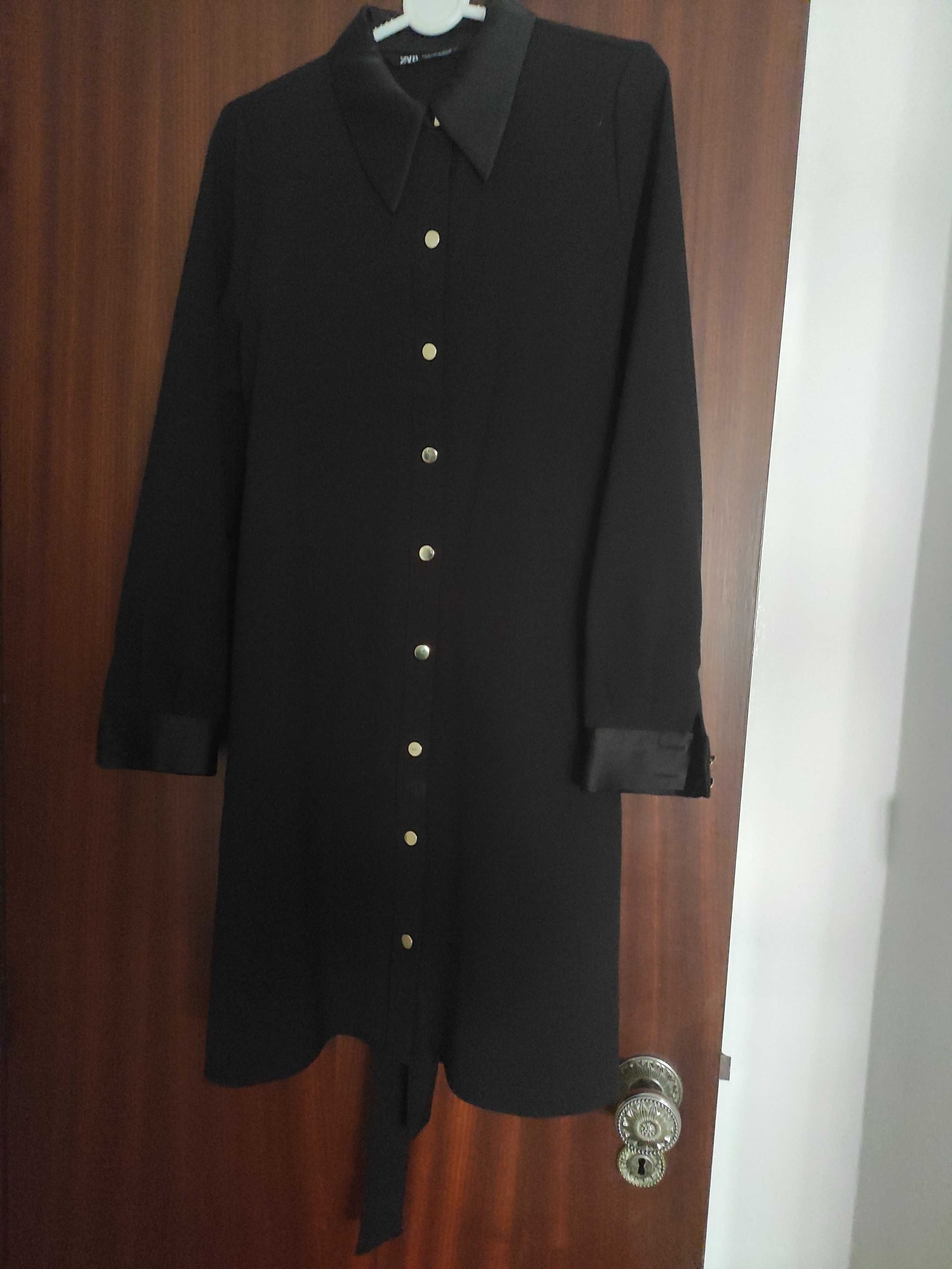 Vestido preto com detalhes acetinados