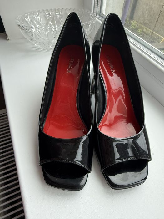 Туфлі в лаковані 39 р обуті 2 рази