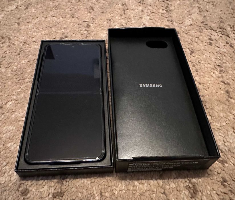 Samsung Galaxy Z Flip5 8GB 512GB GWARANCJA pełen komplet bez rat
