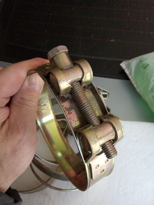 Хомут металлический.