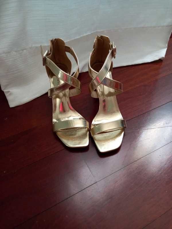 Sapato de salto dourado