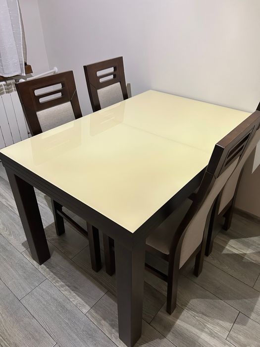 Drewniany stół z krzesłami