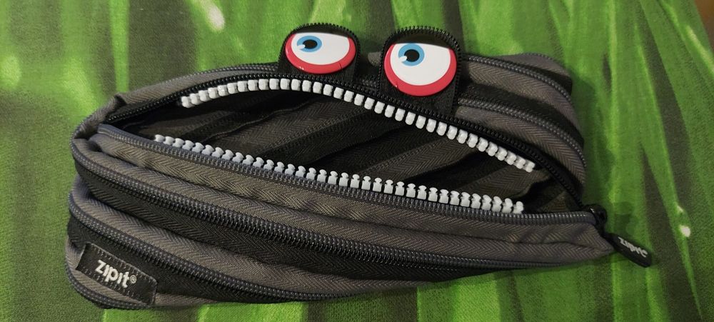 Piórnik suwak z oczami i zębami