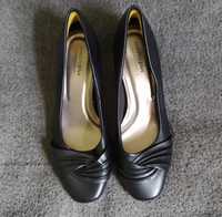 Класичні чорні туфлі жіночі, черевички