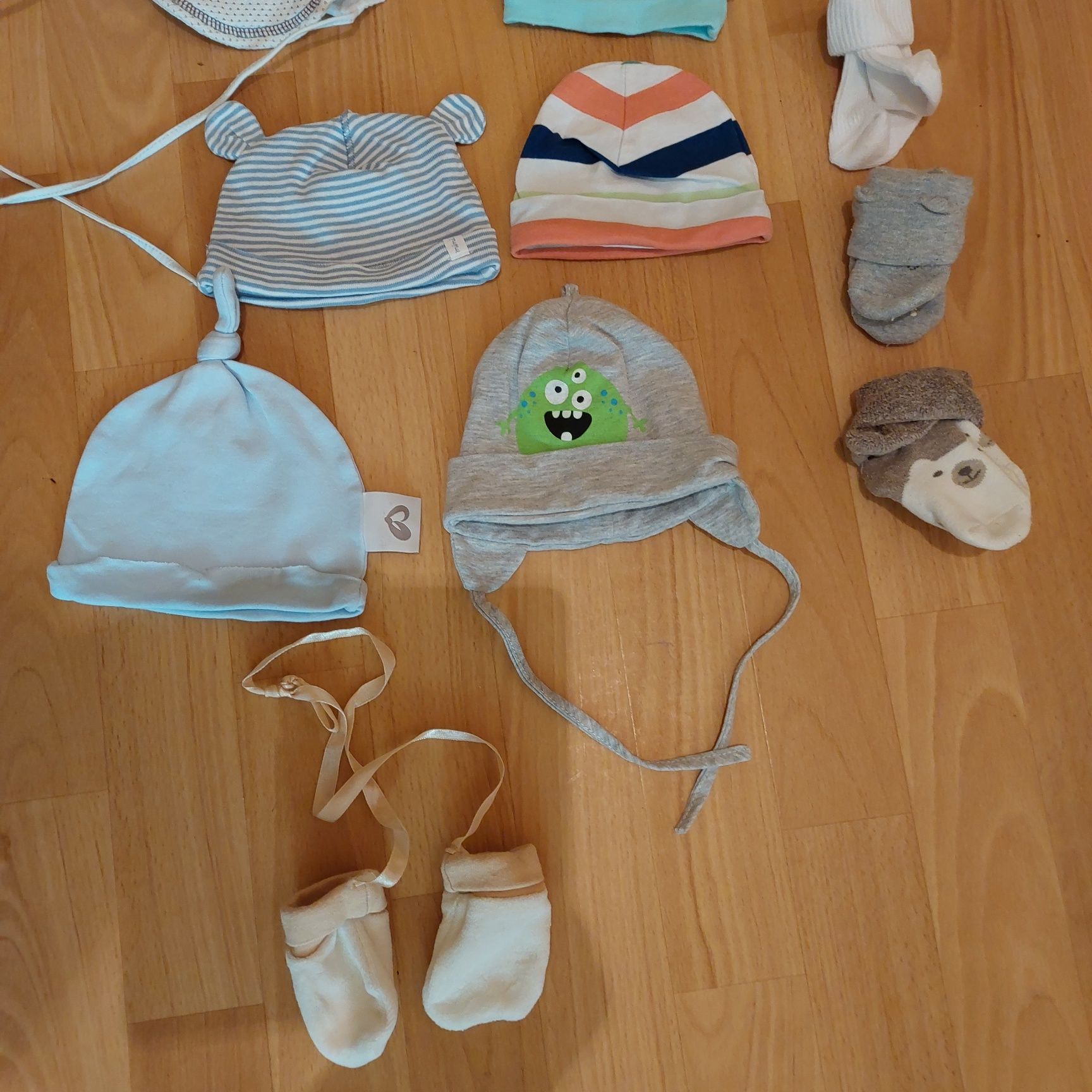 Czapeczki 8szt, skarpetki 4szt, rękawiczki 1szt dla dziecka 3-6m