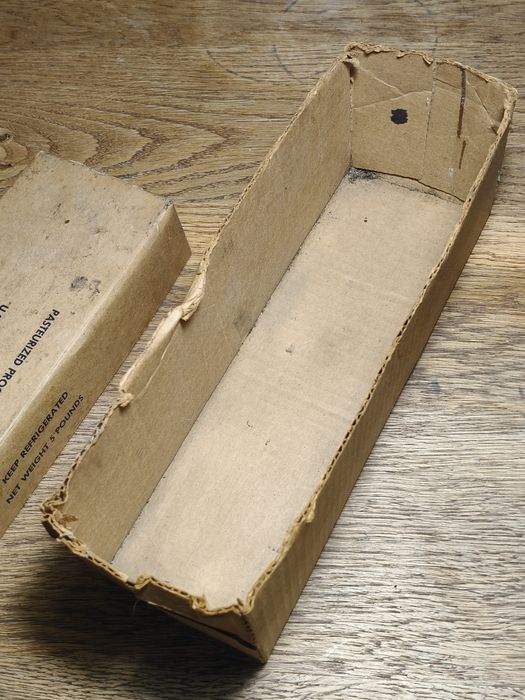 Stary amerykański  karton po serze 63