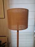 Lampa podłogowa, drewniana podstawa