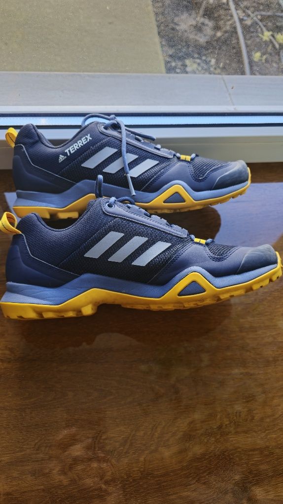 Кросівки adidas в гарному стані