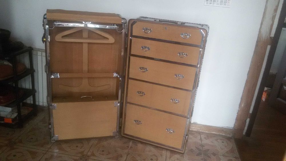 Антикварный корабельный шкаф-сундук.