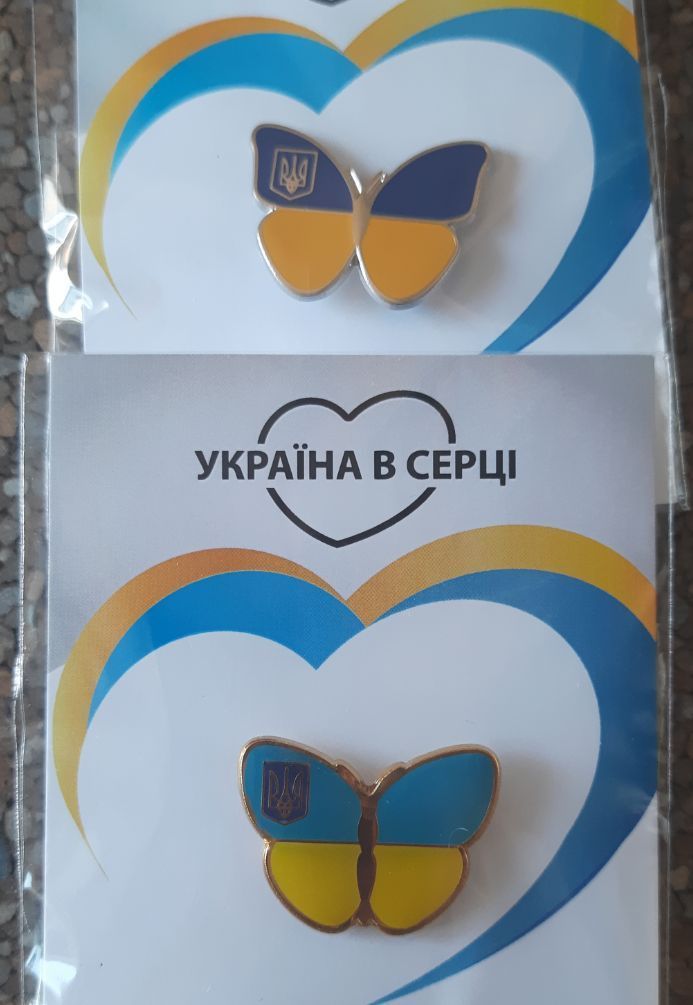 Значок пін прапор України плюс герб.