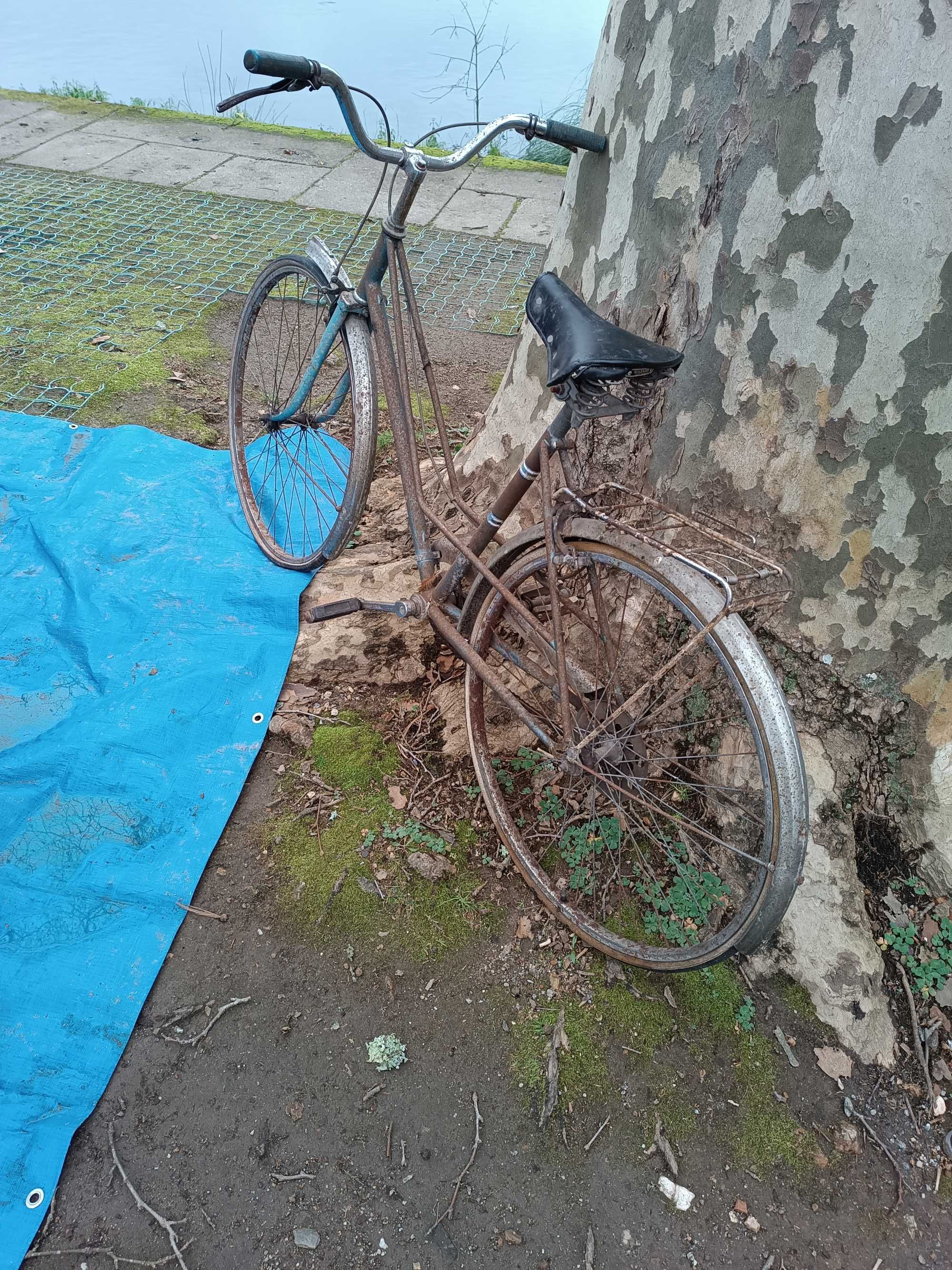 Bicicleta pasteleira muito antiga