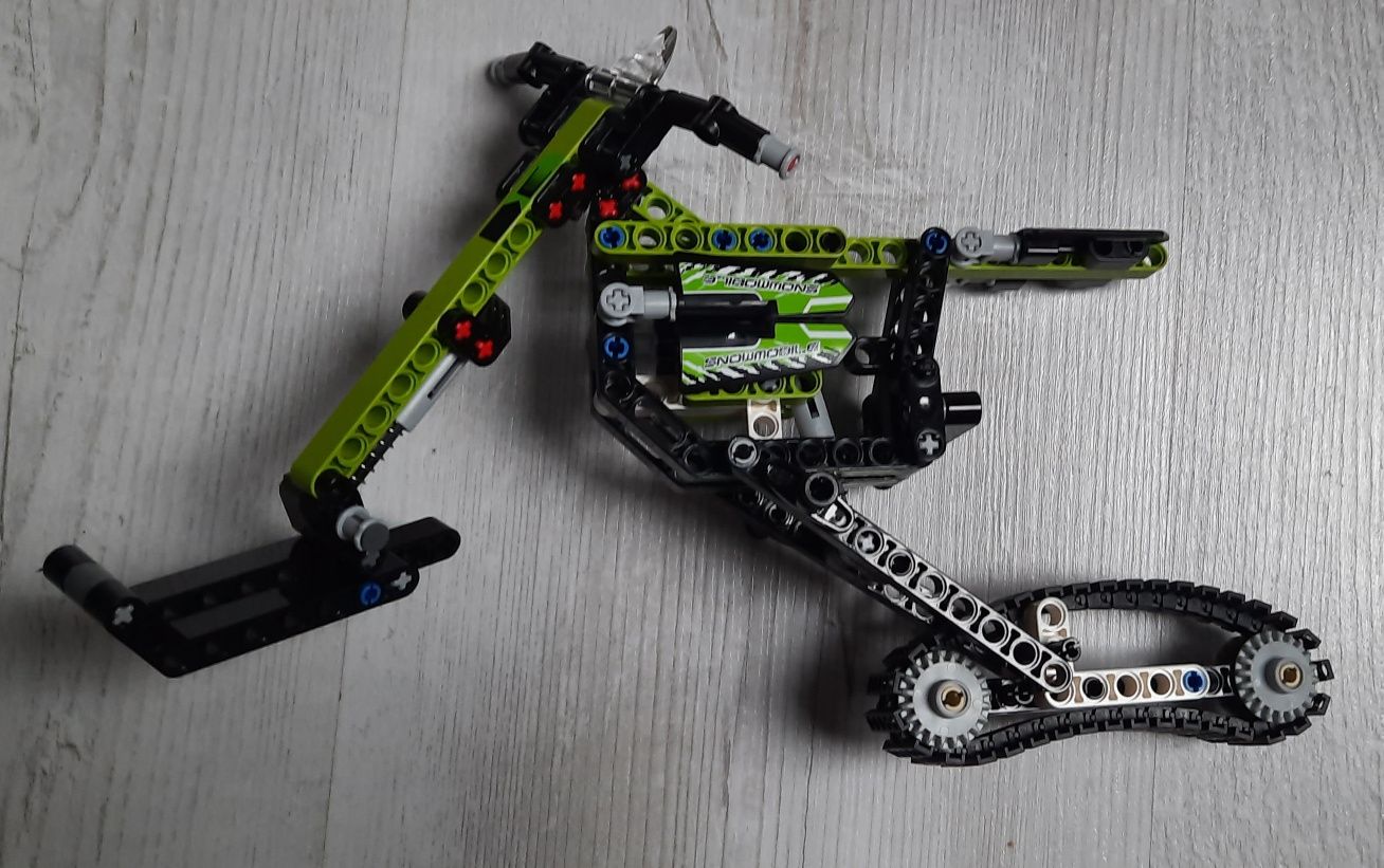 LEGO Technic zestaw 42021 skuter śnieżny