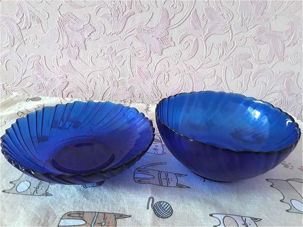 Посуда, салатницы из синего стекла